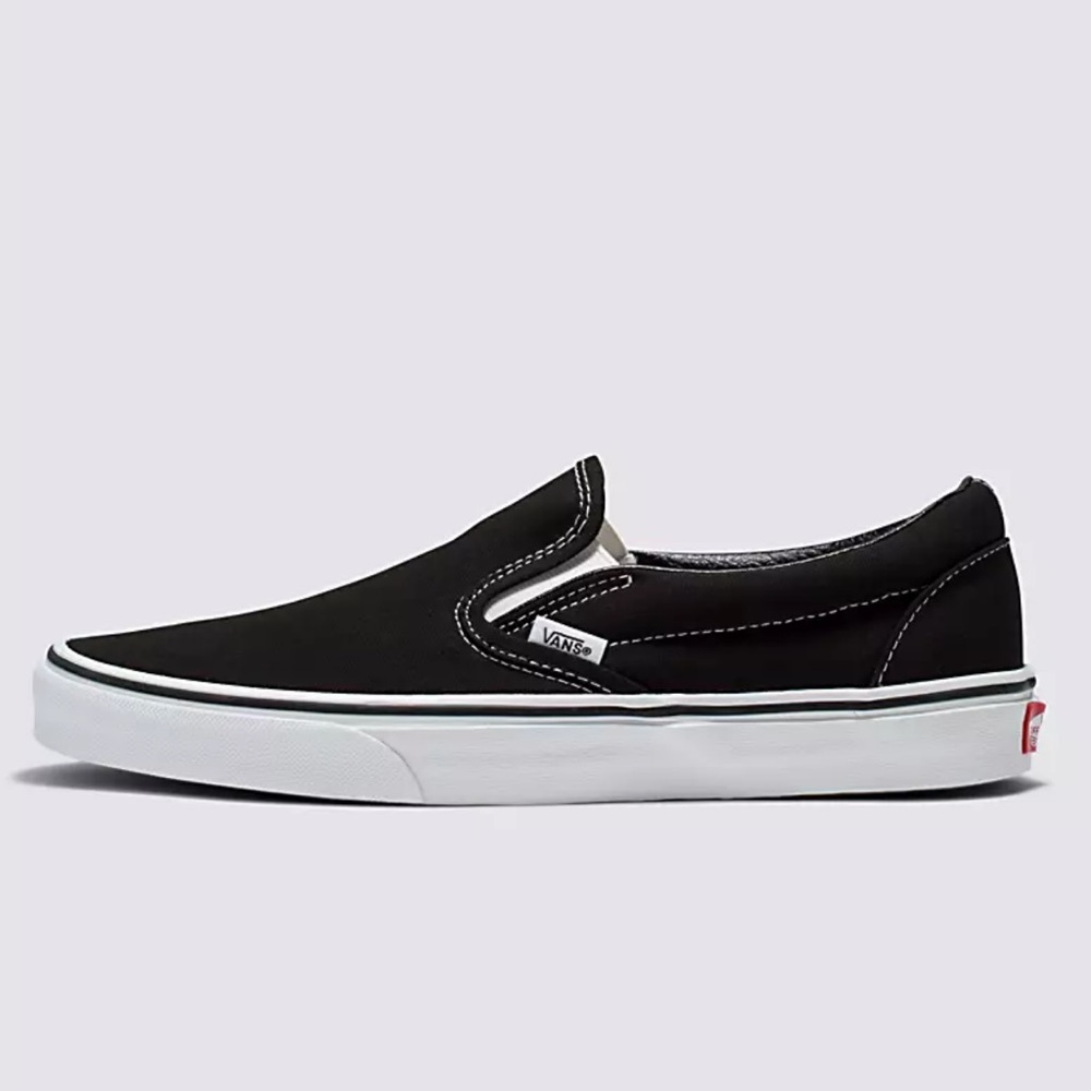 Vans WMNS Classic Slip-On Black
VN000EYEBLK
Sneakers - Picture 2 of 16